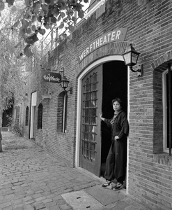 880014 Afbeelding van cabaretière Yvonne Groeneveld in de entree van het in 1978 door haar opgerichte Werftheater ...